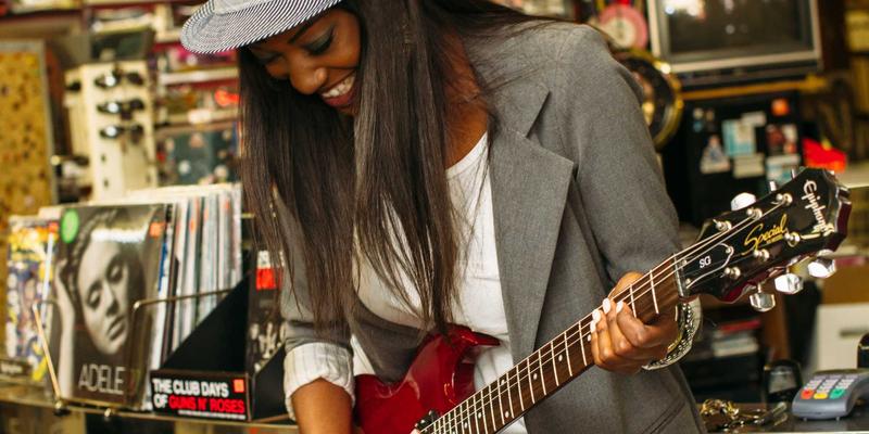 创意小商品新浪潮：香薰、光影与白噪音如何重塑生活百货的感官体验